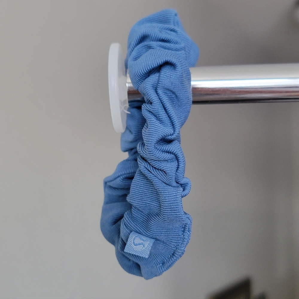 🍋 Lululemon Uplifting Scrunchie *NWOT* Blue
